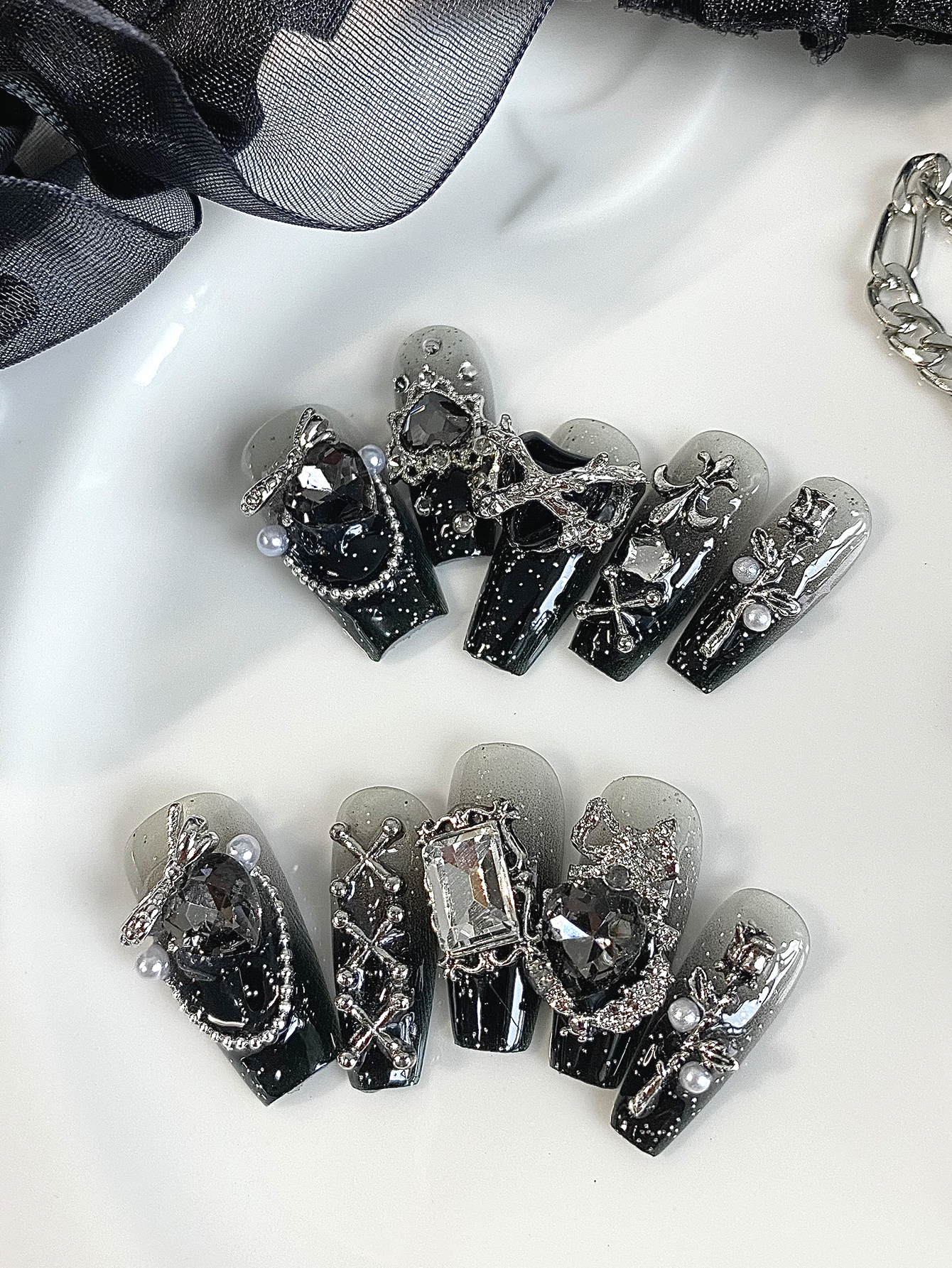 Street Fashion Photoshoot - 10 Pieces of Heart-Shaped Black Zirconium